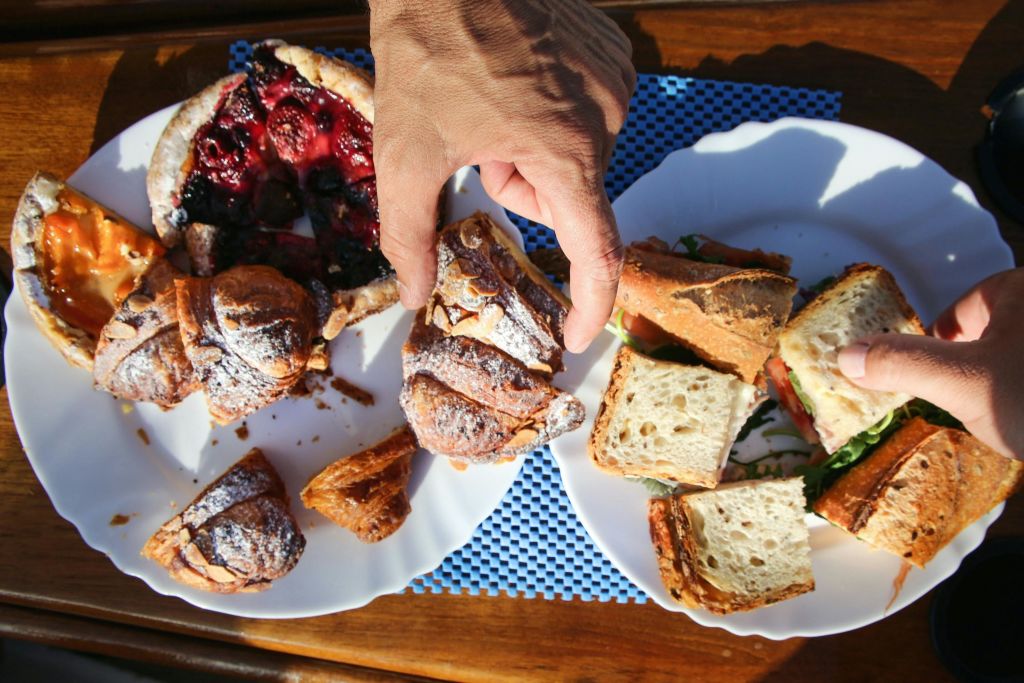 바다에서 맛있는 음식을 즐겨보세요