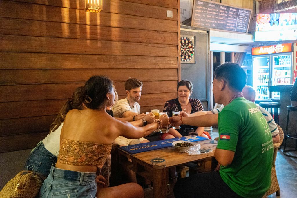 잠시 휴식을 취하고 좋아하는 히든 바에서 시원하고 시원한 맥주를 즐겨보세요.