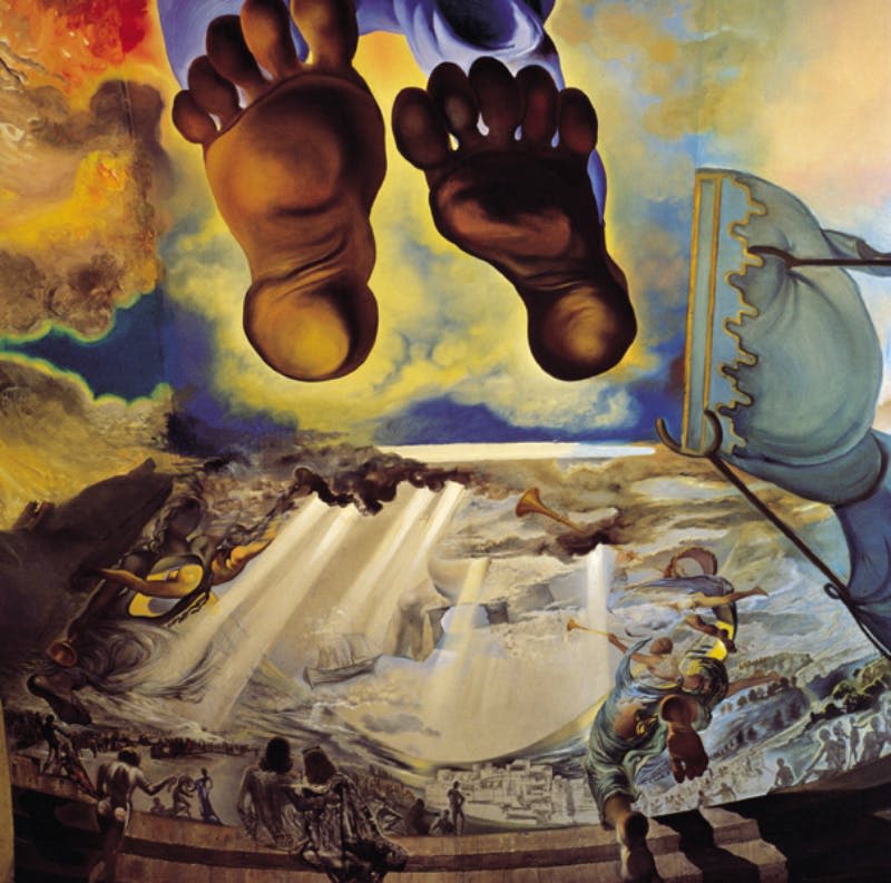 추상적인 인물과 구조가 특징인 혼란스럽고 다채로운 풍경 위에 큰 발이 떠 있는 초현실적인 예술 작품.