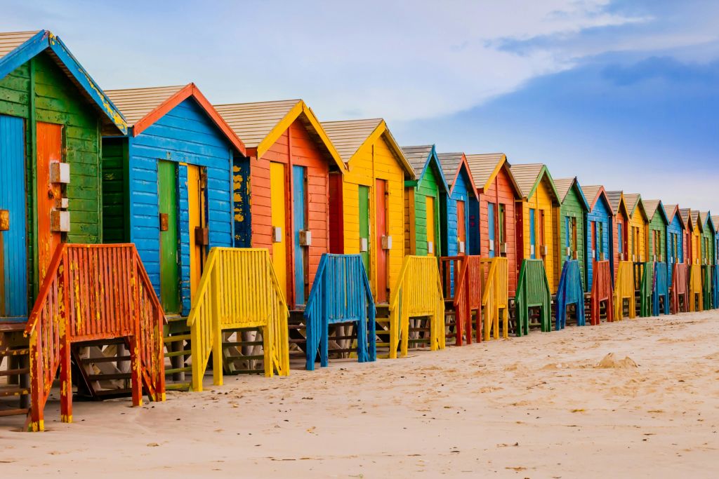 세인트 제임스 비치의 다채로운 해변 오두막.