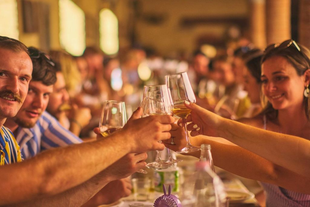 동료들과 함께 건배하기