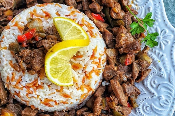 쌀과 함께 제공되는 천천히 익힌 고기