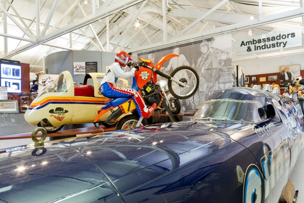 오토바이, 보트 카, 클래식 카 등 빈티지 레이싱 차량이 박물관에 전시되어 있습니다.