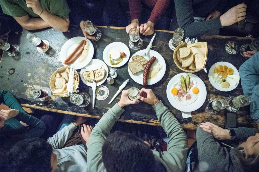 전통적인 "맥주 음식" 을 맛보세요.