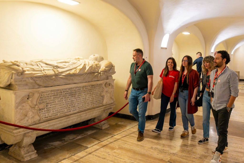 교황 전설의 무덤을 지나 걷기