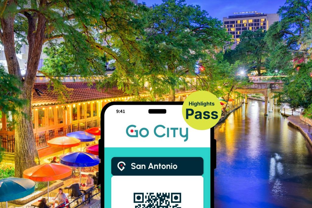 고 시티 (Go City) 의 샌안토니오 (San Antonio) 디지털 패스가 활기찬 강변 저녁 장면을 배경으로 스마트폰 화면에 표시됩니다.