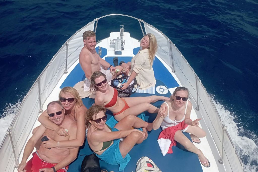 앉거나 누워서 일광욕을 즐길 수 있는 절