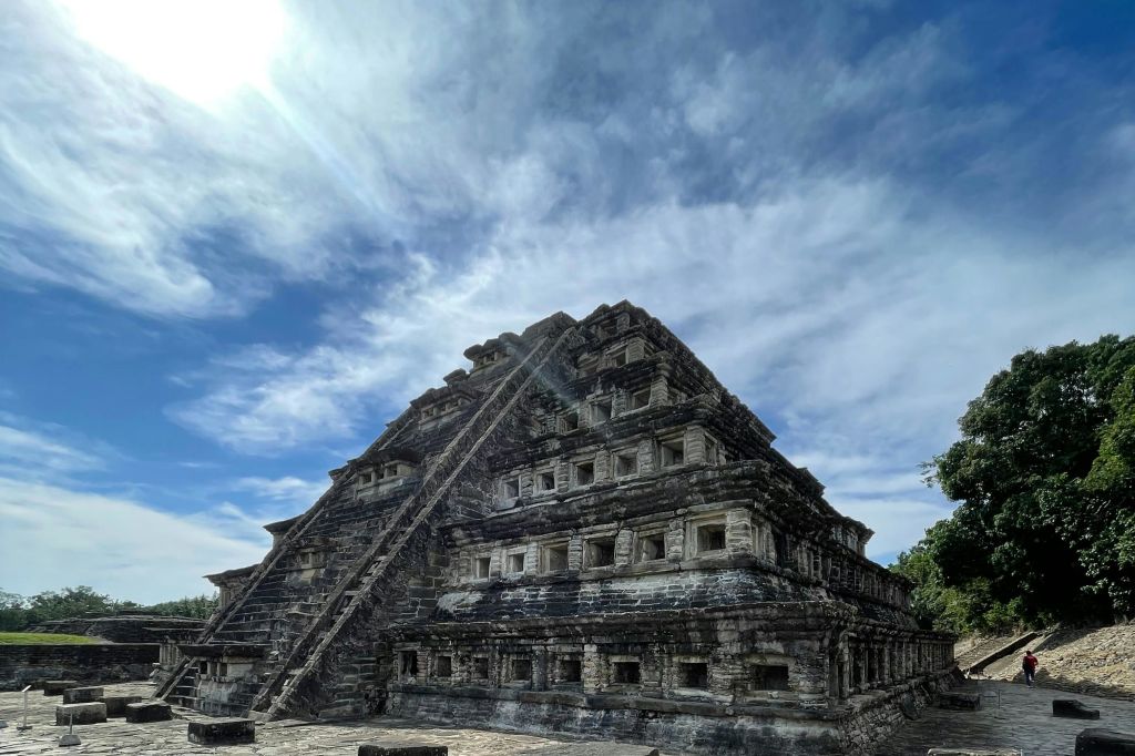 타진에서 만나는 틈새의 피라미드