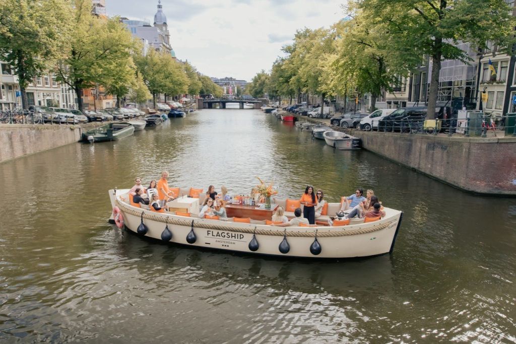 플래그십 보트, 승무원, 고객