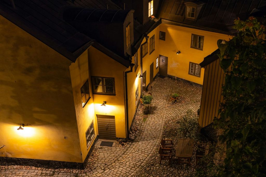 스톡홀름의 밤 거리는 사진 촬영에 탁월한 피사체를 제공합니다.