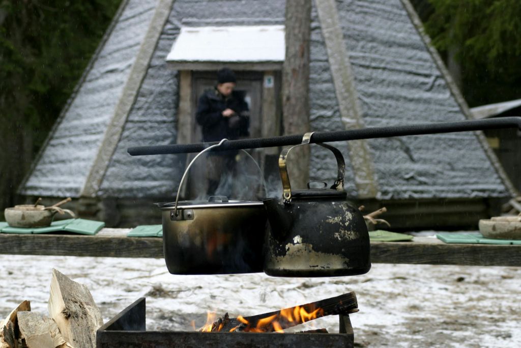 점심 시간에 캠프파이어로 몸을 녹이세요.