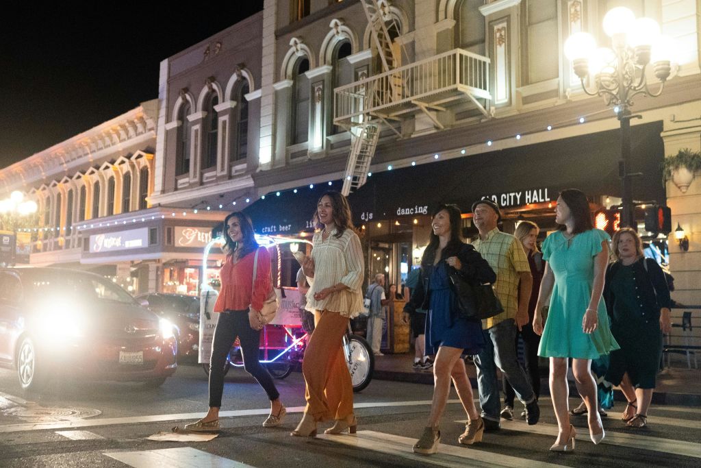 가스램프 쿼터 (Gaslamp Quarter) 를 걷는 단체 투어.