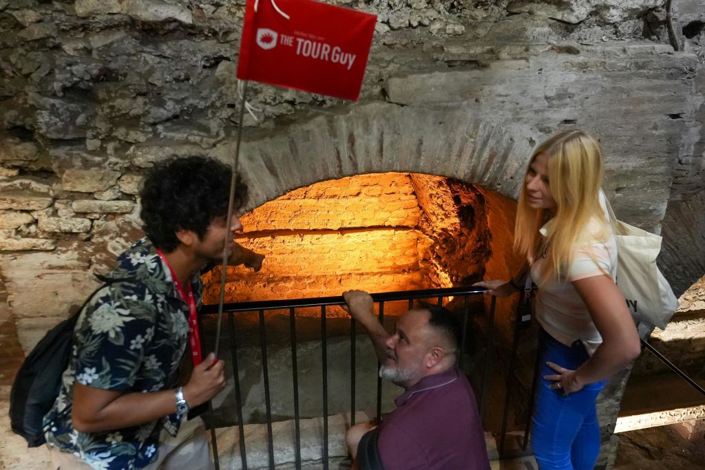 시간의 표면 아래에서 신앙과 권력이 충돌하면서 로마의 역사를 형성한 종교적 억압에 대해 알아보세요.