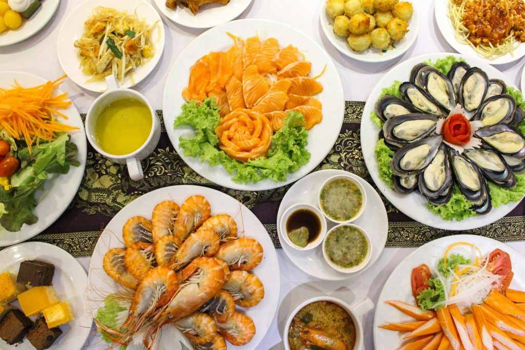 방콕의 상징적인 명소를 둘러보며 맛있는 해산물을 즐겨보세요.