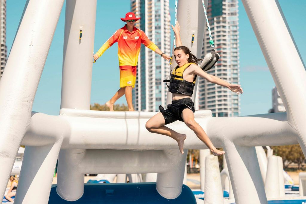 팽창식 그네에서 뛰어오르는 청소년