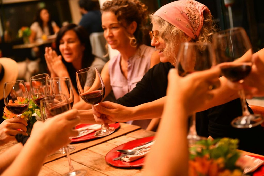 Amigos disfrutando vino