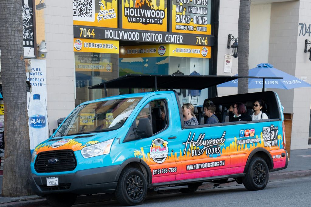 할리우드 관광안내소 앞 야외 밴