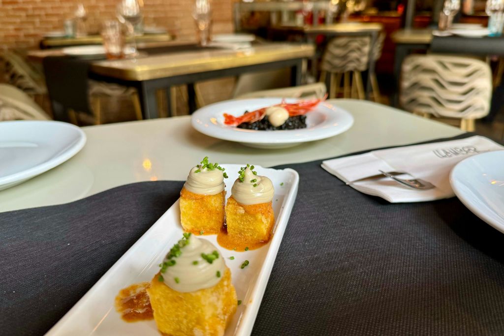 새우와 크로켓을 포함한 바르셀로나 레스토랑의 고급 요리.