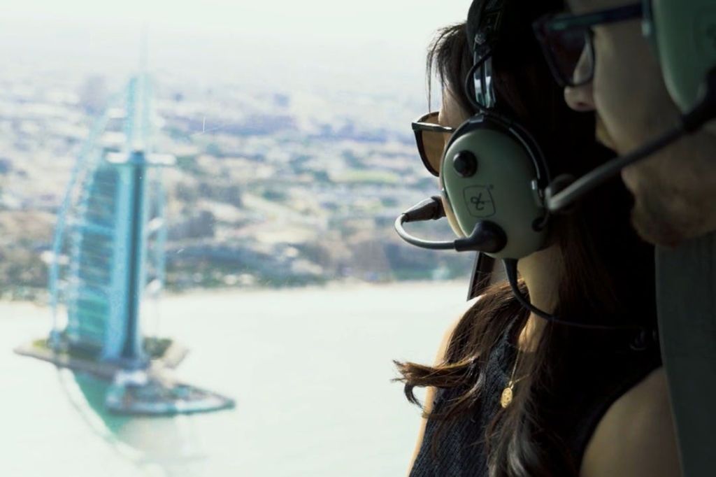 헬리콥터 내부에서 바라보는 버즈 알 아랍의 모습.