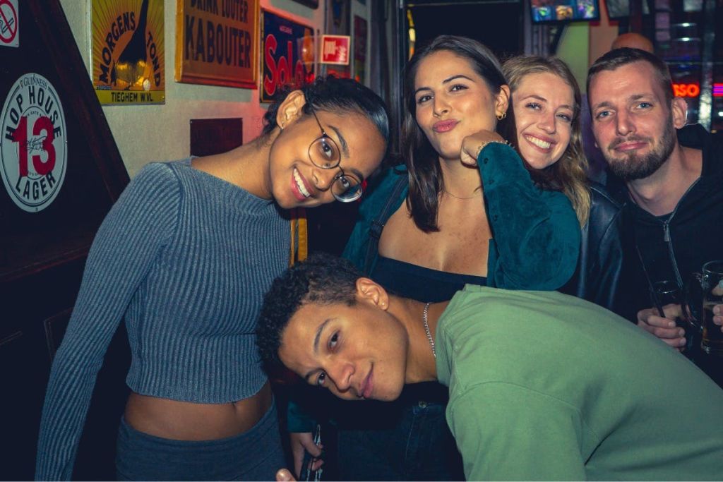 함께 포즈를 취하는 몇 명의 게스트의 이미지