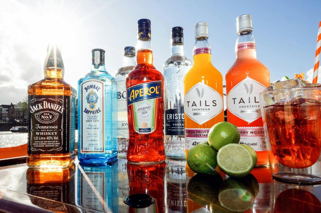 플래그십 보트, 승무원, 고객