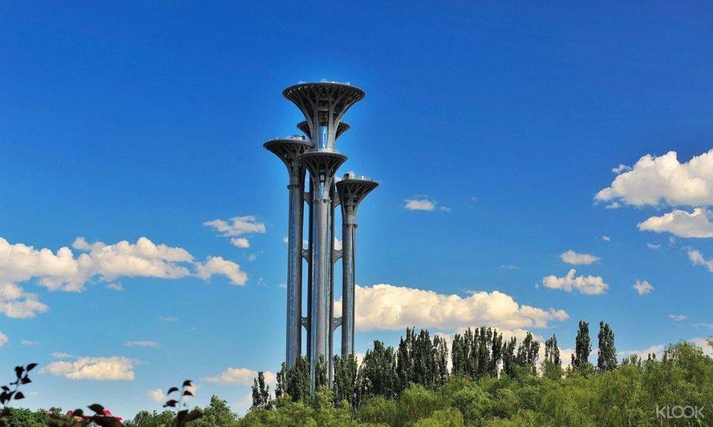 타워의 실내 및 야외 전망대에서 올림픽 공원, 베이징 시, 그 너머를 감상하세요.