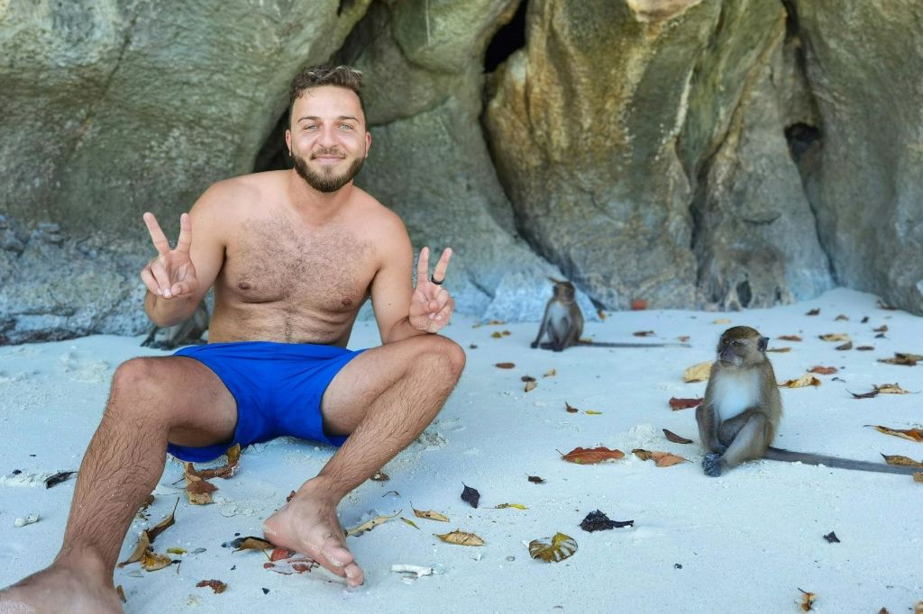 몽키 베이에서 원숭이들과 즐거운 시간을 보내세요.