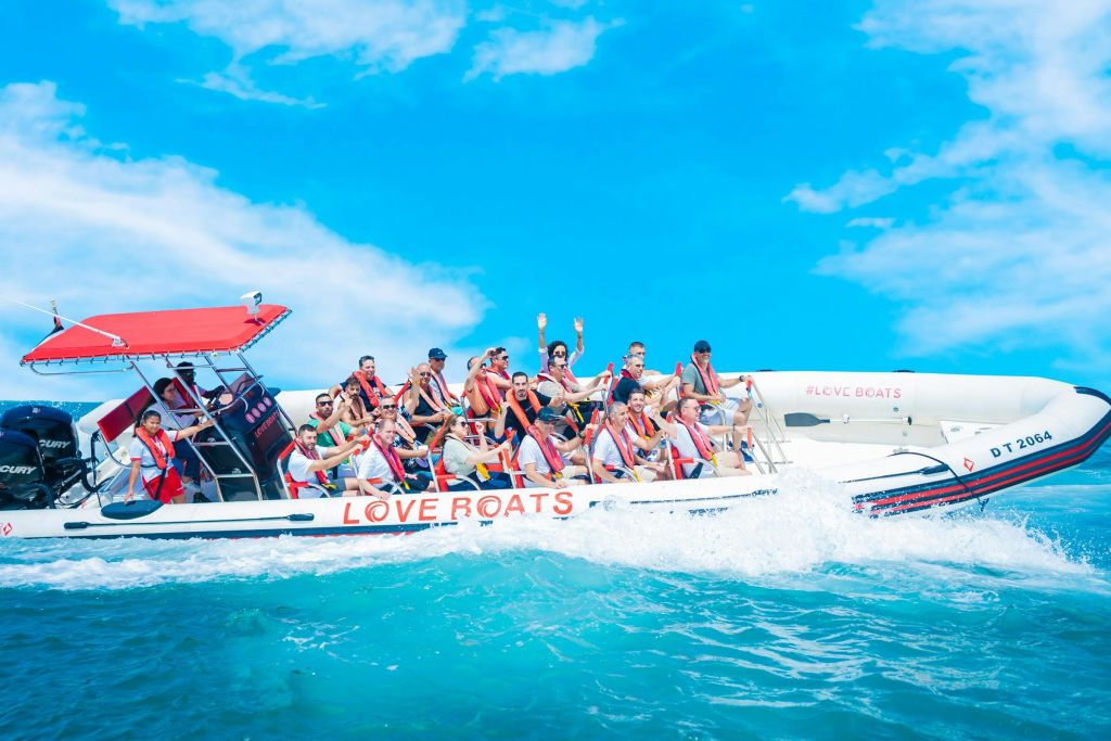 이 사진은 투어 중 방문하고 경험하게 될 관광명소를 보여줍니다.