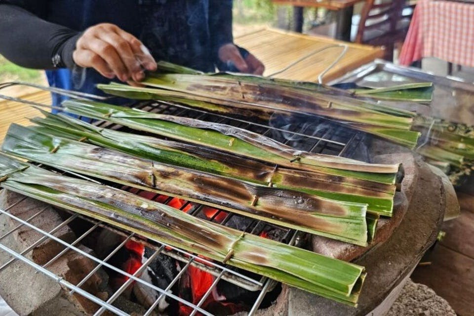 이 태국 전통 디저트는 코코넛과 쌀가루로 만들어지며, 종종 바나나 잎으로 싸서 완벽하게 찐다.