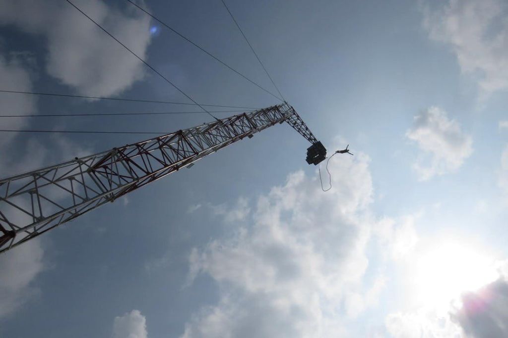 파타야 사누크 파크에서 즐기는 인간 슬링샷과 번지 점프