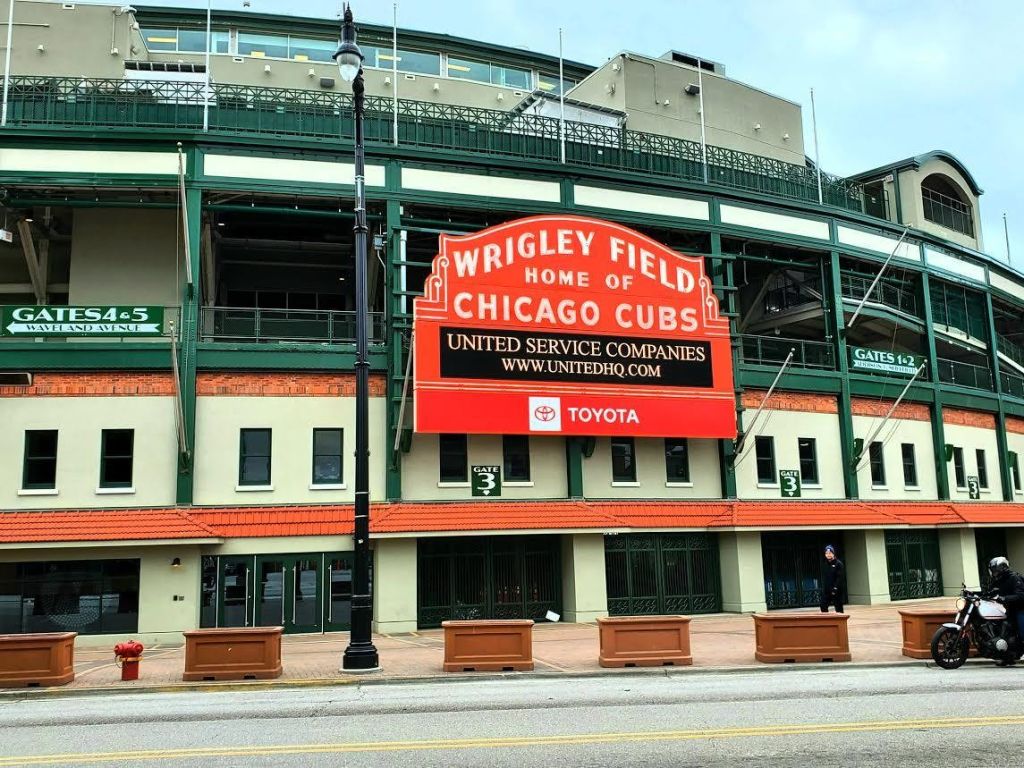 리글리 필드의 외관에는 "시카고 컵스의 집" 이라고 적힌 상징적인 빨간색 간판이 있습니다.