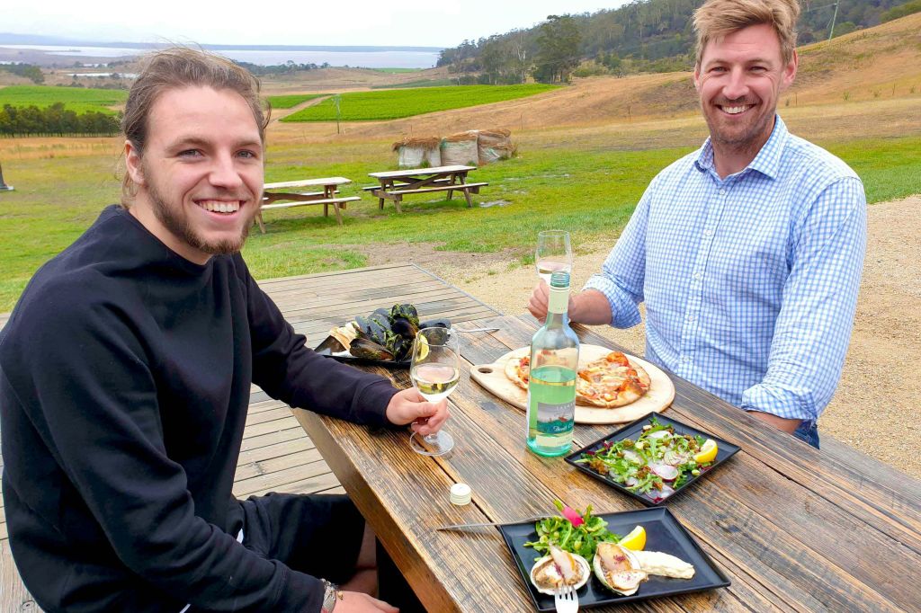 데블스 코너의 포도밭에서 맛있는 피자와 해산물 즐기기