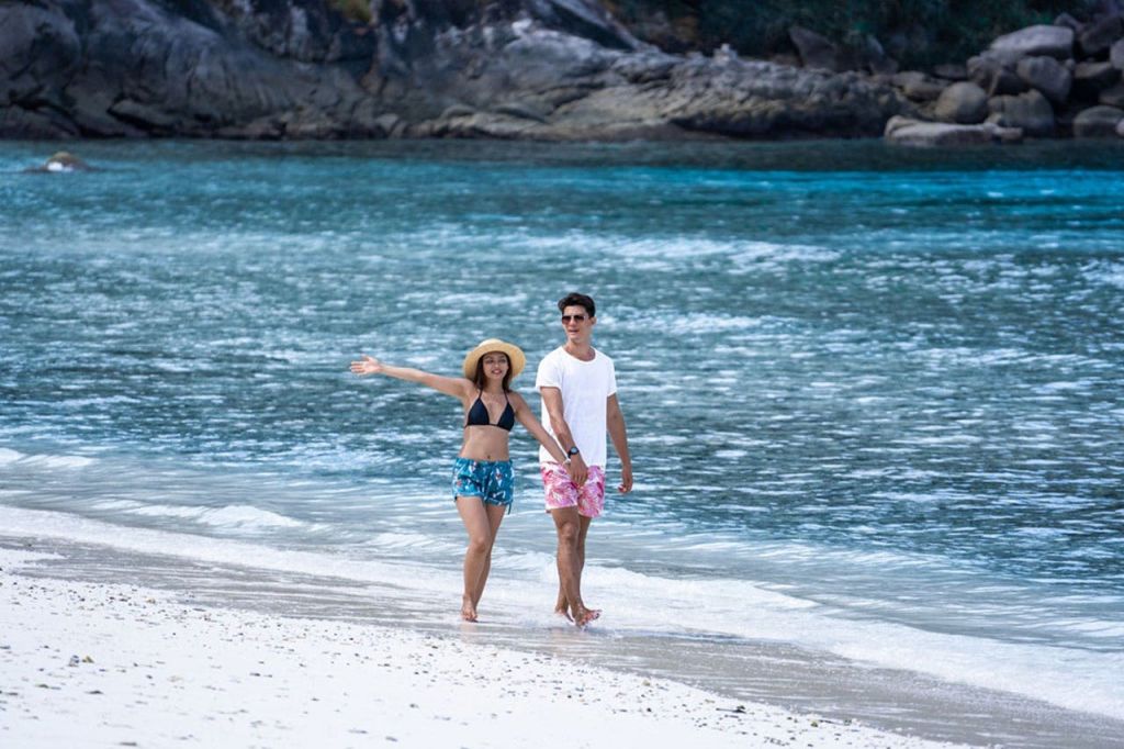 햇살과 바다 전망을 즐기며 모래 해변에서 휴식을 취해보세요.