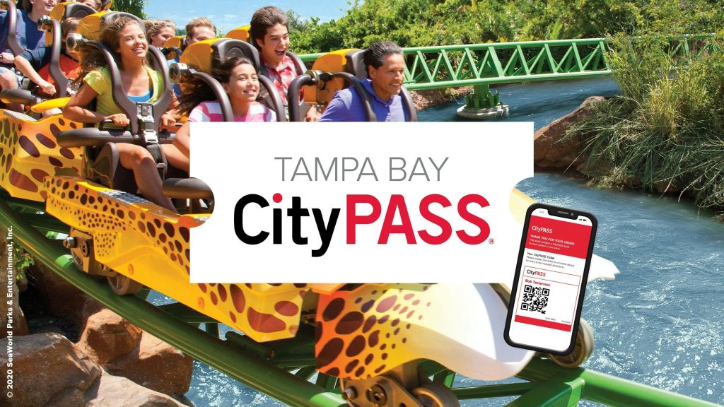 QR 코드가 있는 모바일 티켓을 보여주는 '탬파베이 시티패스 (Tampa Bay CityPASS)' 광고 오버레이로 롤러코스터를 타는 사람들.