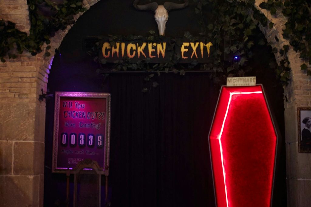 끝내지 못한 사람은 퇴장하고, 물러난 사람은 물러나라.