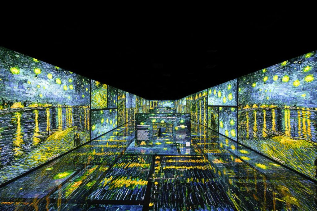 빈센트 반 고흐 (Vincent van Gogh) 의 '론강 너머의 별이 빛나는 밤 (Starry Night Over the Rhone)' 을 바닥에서 천장까지 투영한 객실로, 중앙에 텍스트가 표시됩니다.