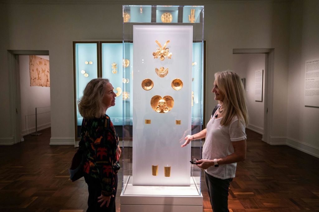 법조 건물에 전시된 금 유물을 즐기는 게스트