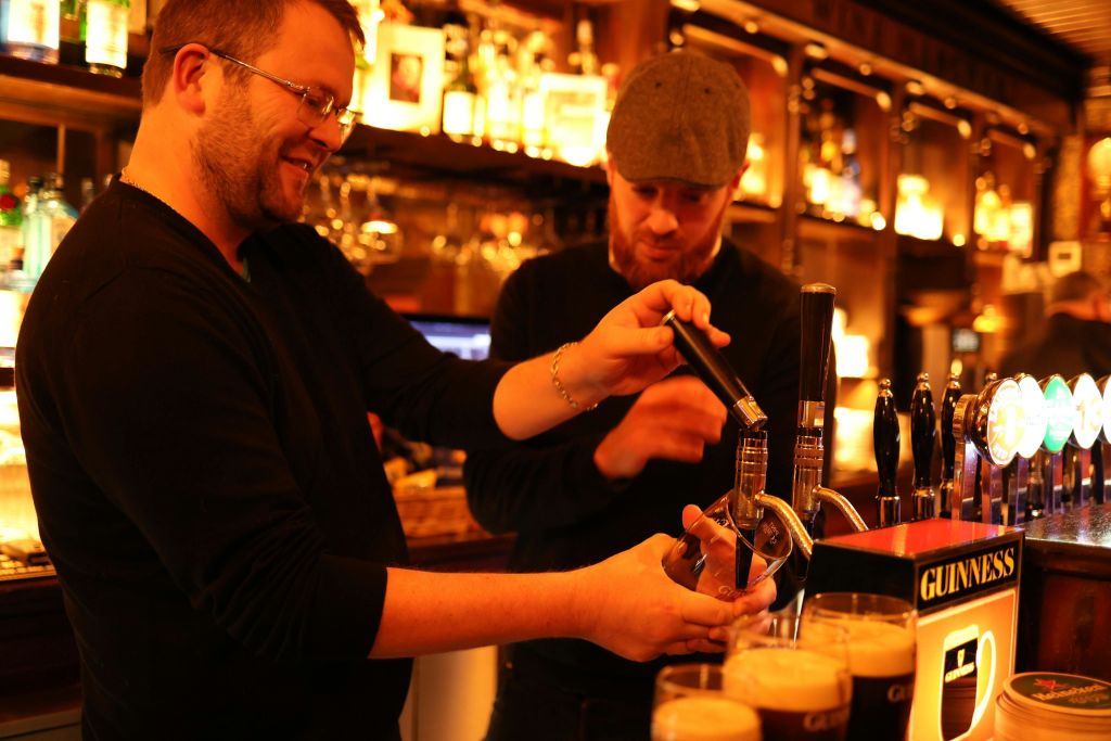 기네스의 "완벽한 파인트" 를 쏟아붓는 완벽한 파인트 투어 후원자