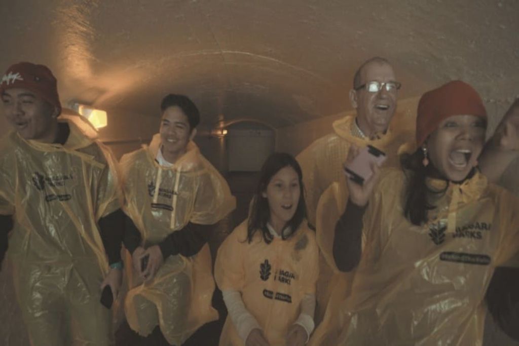 폭포 뒤편으로 떠나는 여행