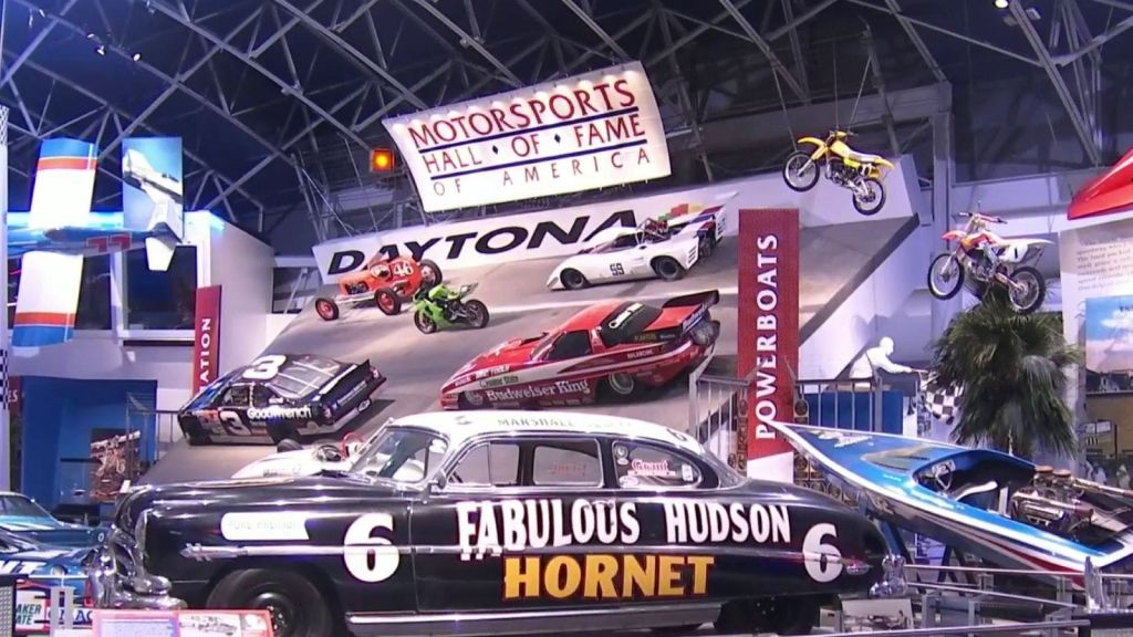 모터스포츠 명예의 전당 (Motorsports Hall of Fame of America) 에서 클래식 경주용 자동차, 모터사이클, 파워보트가 전시됩니다.
