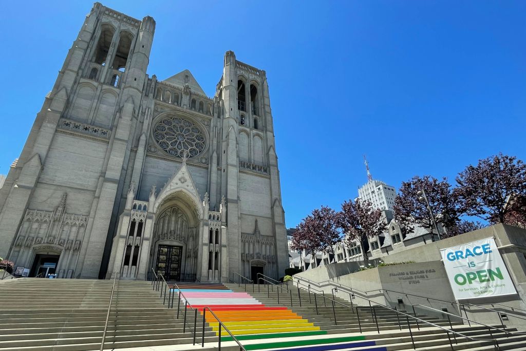 그레이스 대성당에서 즐기는 프라이드 스텝