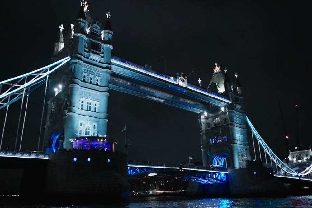 조명 타워 브리지