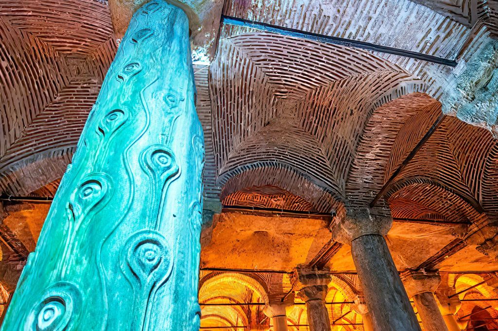 수조에 티어드롭 기둥