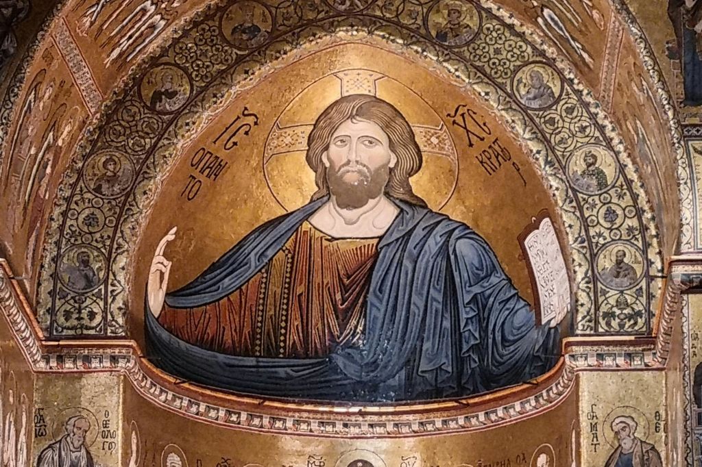 모자이크는 헤일로를 들고 오른손을 들고 왼손에 책을 들고 황금 돔을 배경으로 예수님을 묘사합니다.