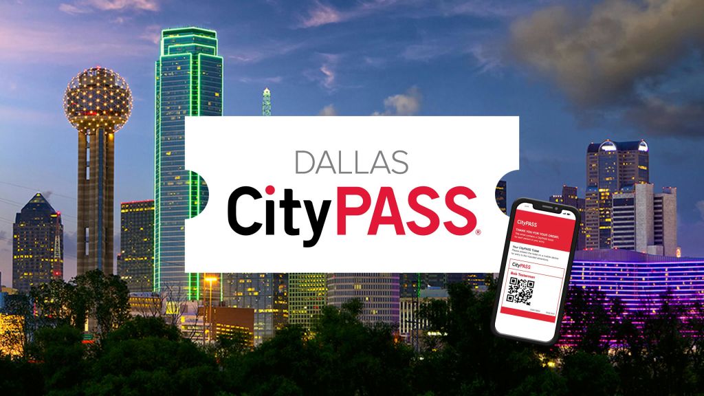 해질 무렵 댈러스 시티패스 (Dallas CityPASS) 배너에 디지털 시티패스 (CityPASS) 티켓이 표시된 휴대폰이 있습니다.