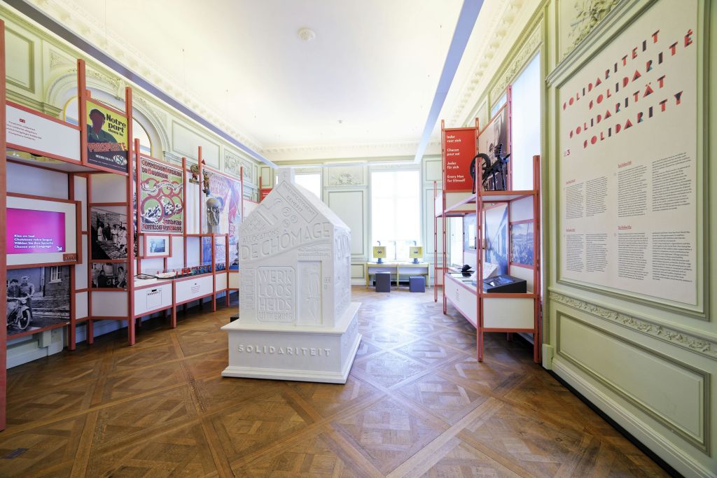 박물관 전시관에는 정보 디스플레이로 둘러싸인 "SOLIDARITEIT" 가 있는 대형 화이트 하우스 조각상이 있습니다.