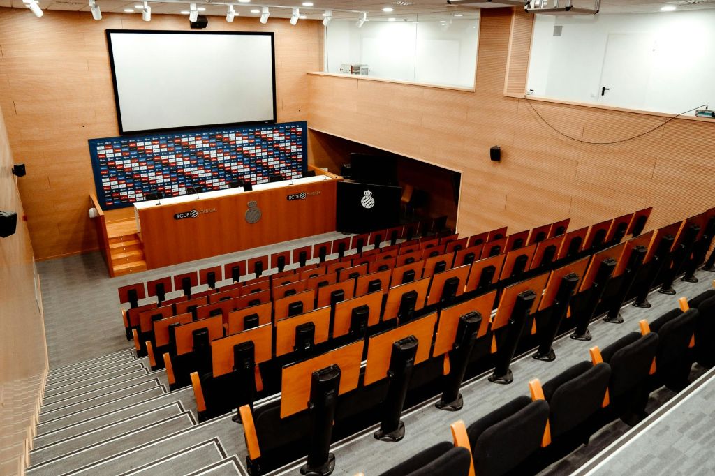 후안세구라팔로마레스강당