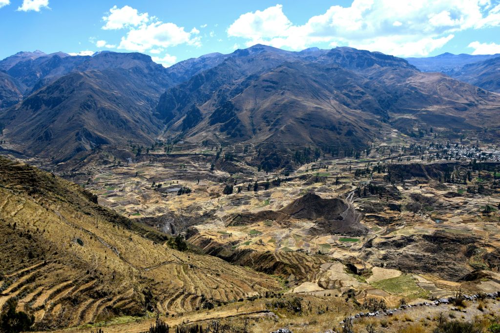부분적으로 흐린 푸른 하늘 아래 계단식 논과 산이 있는 계곡.