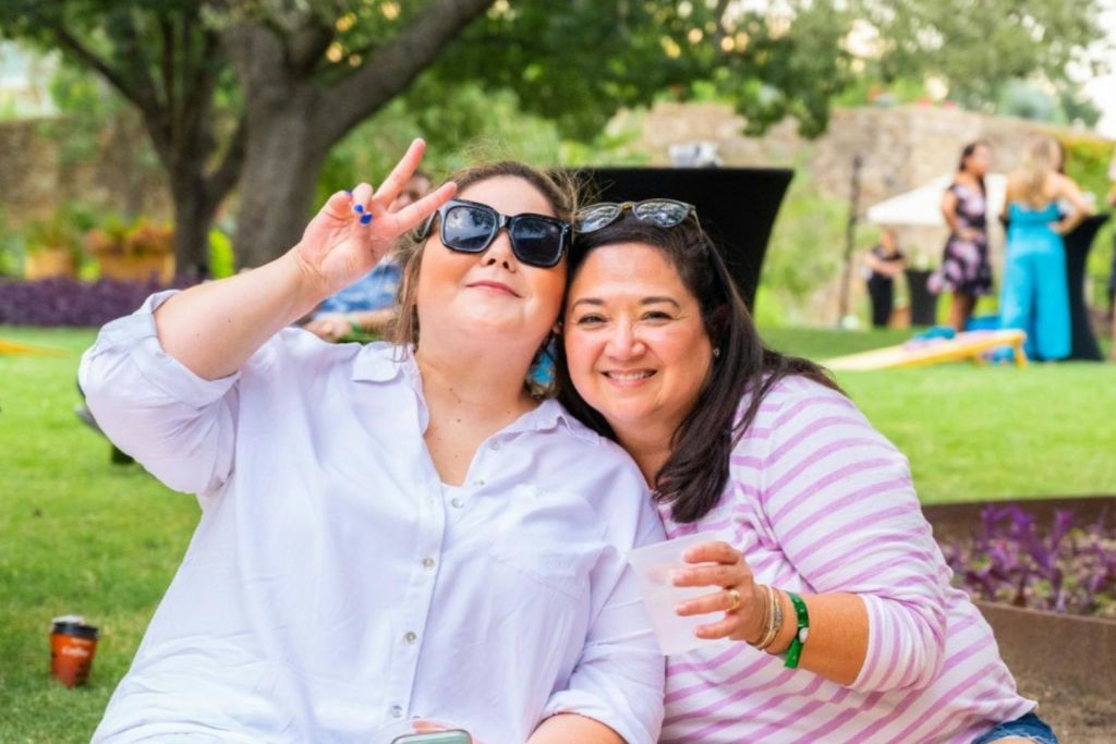 그릴 잔디밭에서 사진을 찍기 위해 포즈를 취하고 있는 두 사람.