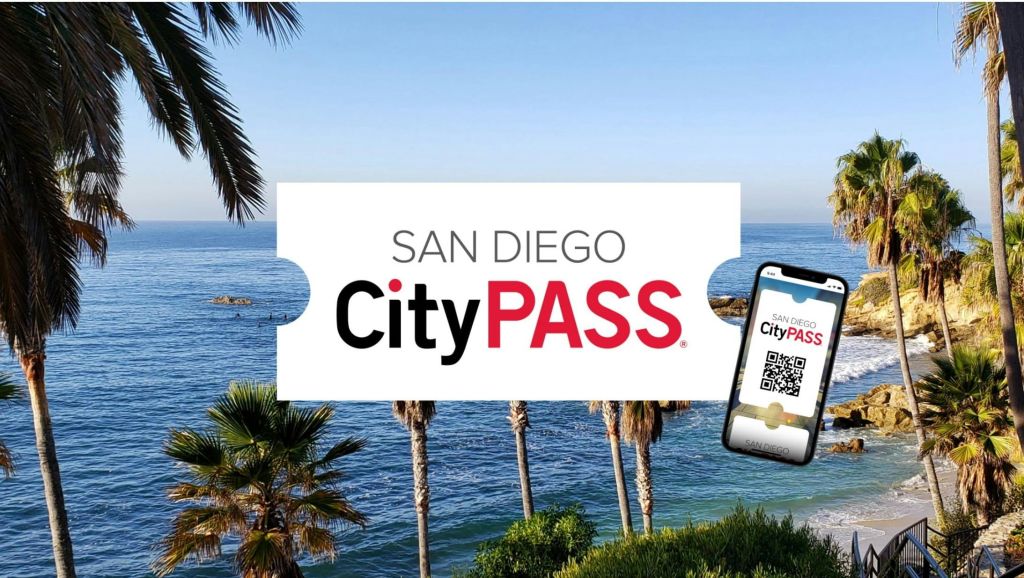 "San Diego CityPASS" 텍스트와 CityPASS QR 코드가 표시된 스마트폰이 있는 야자수와 바다를 배경으로 합니다.